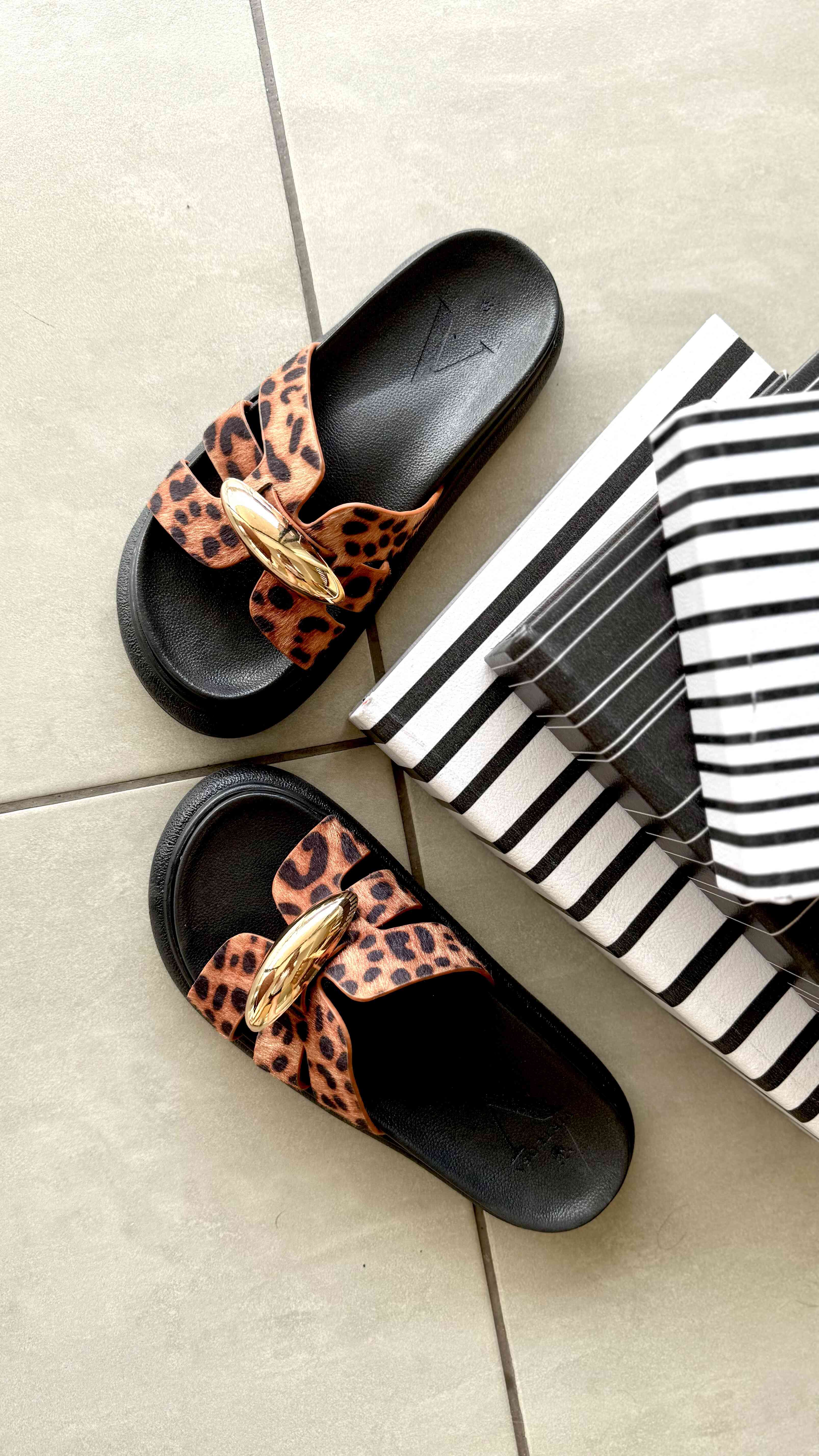 Sandalia canoa animal print